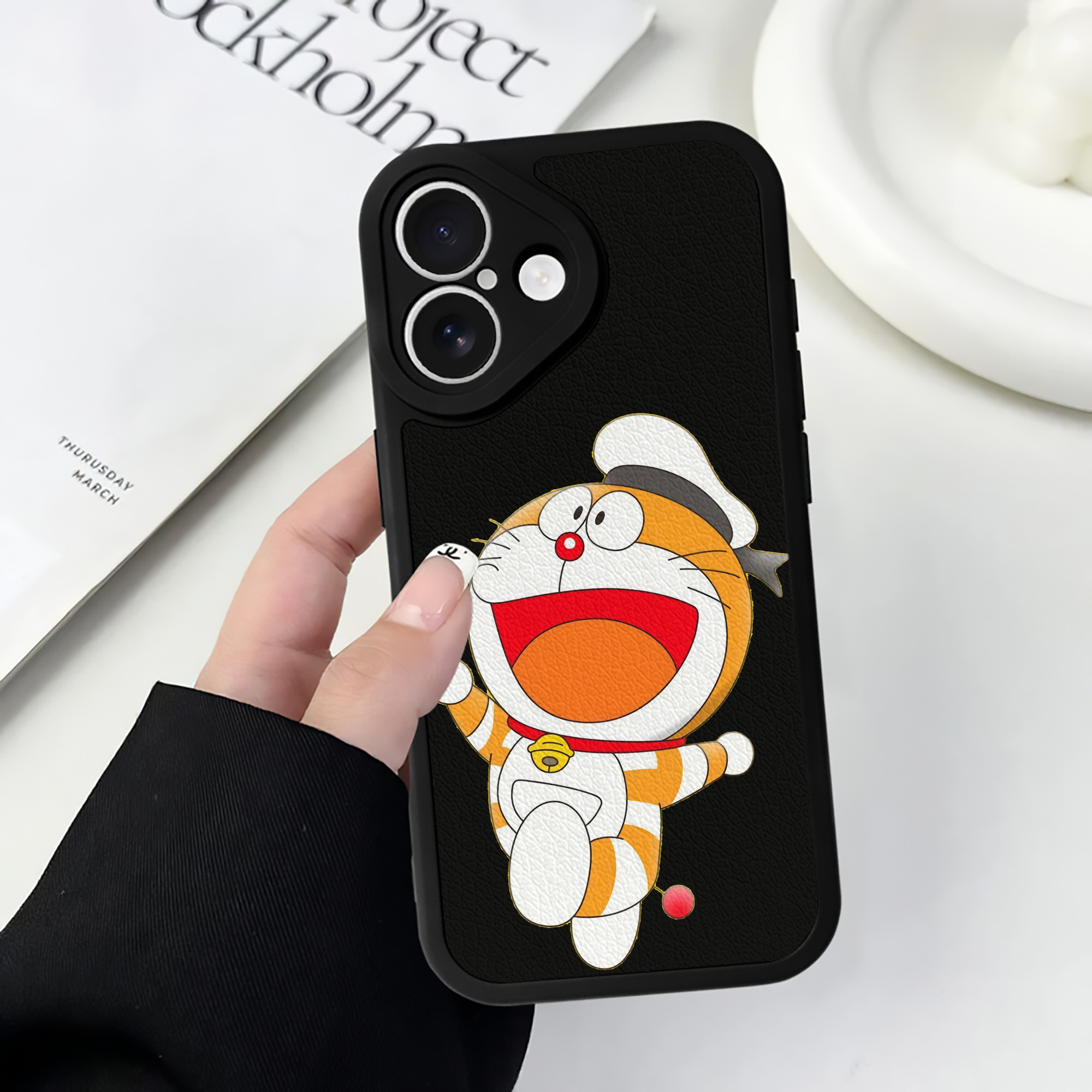 （画像用） ドラえもん Doraemon 【iPhone 16シリーズ対応】シリコンスマホケース（レザー調） 材質：シリコン